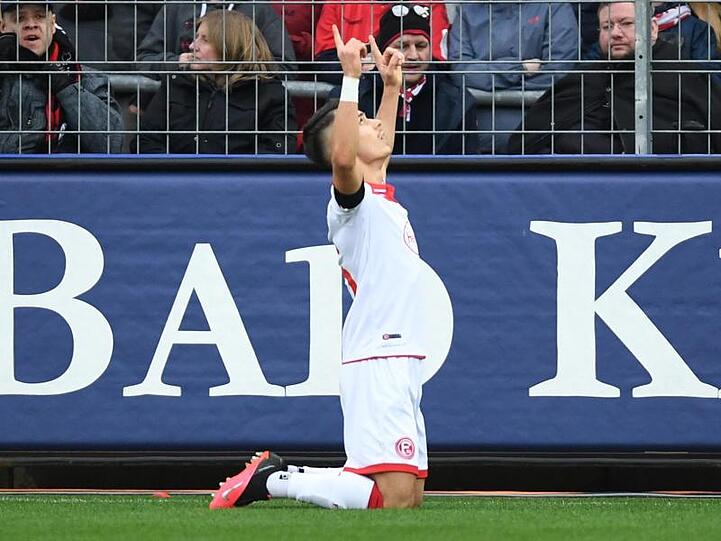 Der Düsseldorfer Erik Thommy feiert seinen Treffer gegen den SC Freiburg.