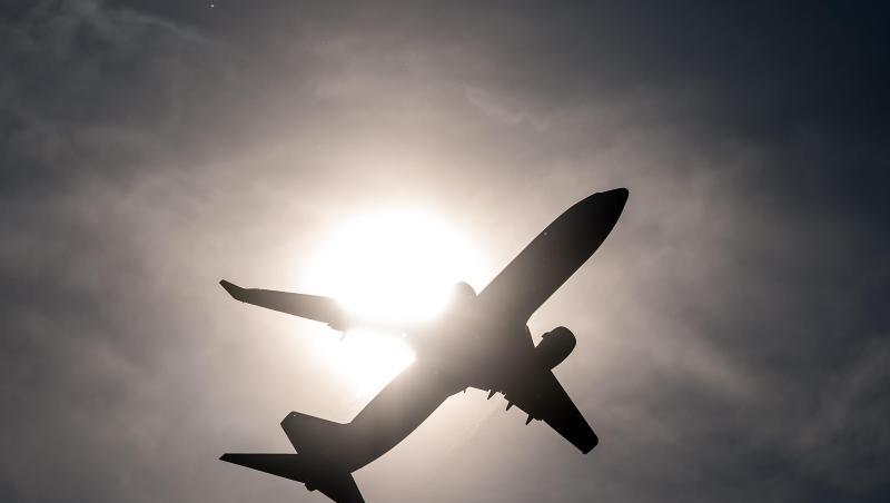 Ein Flugzeug startet und fliegt an der Sonne vorbei. Foto: Federico Gambarini/Archivbild Ein Flugzeug startet und fliegt an der Sonne vorbei. Foto: Federico Gambarini/Archivbild