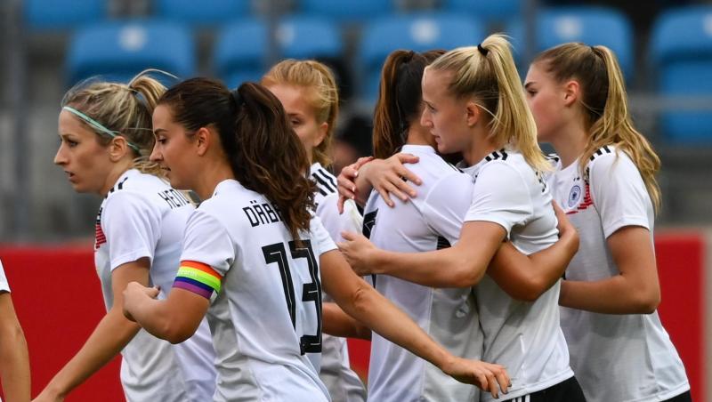 Deutschlands Nationalspielerinnen feiern ein weiteres Tor beim 5:1-Sieg gegen Serbien.