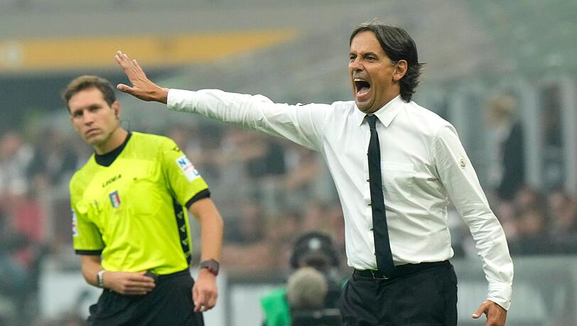 Simone Inzaghi, Cheftrainer Inter Mailands, gibt seinen Spielern Anweisungen.