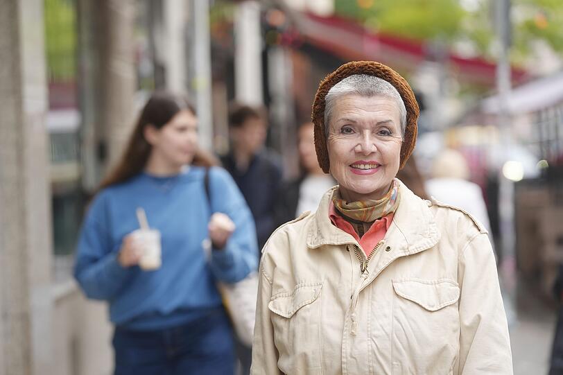 „Ich genieße das  bunte Treiben in der Schellingstraße“, sagt Anwohnerin Vera Matzdorf (65), „ich verstehe aber beide Seiten, die, die feiern und die, die schlafen wollen.“