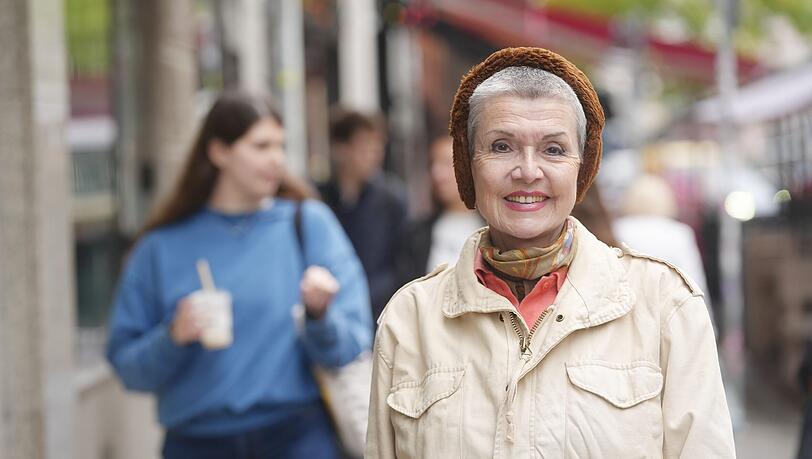„Ich genieße das  bunte Treiben in der Schellingstraße“, sagt Anwohnerin Vera Matzdorf (65), „ich verstehe aber beide Seiten, die, die feiern und die, die schlafen wollen.“