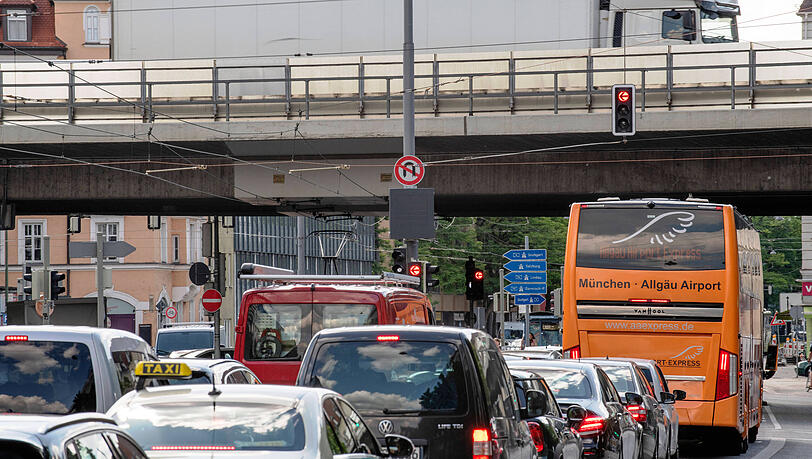 Nie in eine Kreuzung einfahren, wenn sich der Verkehr staut. Das lernt man eigentlich schon in der Fahrschule. Nie in eine Kreuzung einfahren, wenn sich der Verkehr staut. Das lernt man eigentlich schon in der Fahrschule.