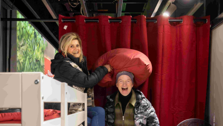 Das neue Jahr startet in M&uuml;nchen mit einer echten Challenge: Ein Schaufenster. Zwei Moderatoren. Sechs Tage live vom Marienplatz. Leben, arbeiten, senden und schlafen - schaffen es die Moderatoren Morningman Mike und Natalie von Gong 96.3, eine Woche durchzuhalten?