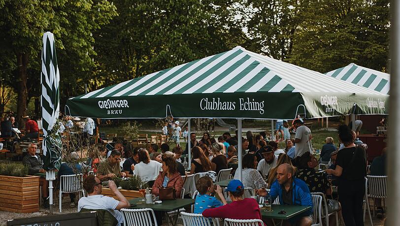 Das Clubhaus Eching ist eine Mischung aus Vereinsheim und Biergarten. Das Bier kommt von Giesinger Bräu. Das Clubhaus Eching ist eine Mischung aus Vereinsheim und Biergarten. Das Bier kommt von Giesinger Bräu.