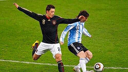 Mesut Özil (l.), hier gegen Lionel Messi beim Länderspiel gegen Argentinien im März, spielt „wie ein Südamerikaner, könnte auch als Argentinier durchgehen“. Mesut Özil (l.), hier gegen Lionel Messi beim Länderspiel gegen Argentinien im März, spielt „wie ein Südamerikaner, könnte auch als Argentinier durchgehen“.