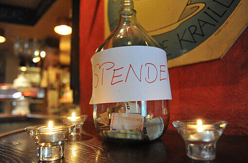 Ein Glas für Spenden steht im Restaurant.