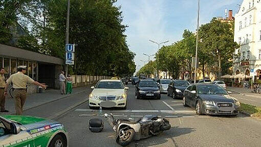 Der Roller liegt auf der Straße: Bei einem Unfall auf der Ungererstraße verletzte sich ein 45-Jähriger schwer. Der Roller liegt auf der Straße: Bei einem Unfall auf der Ungererstraße verletzte sich ein 45-Jähriger schwer.