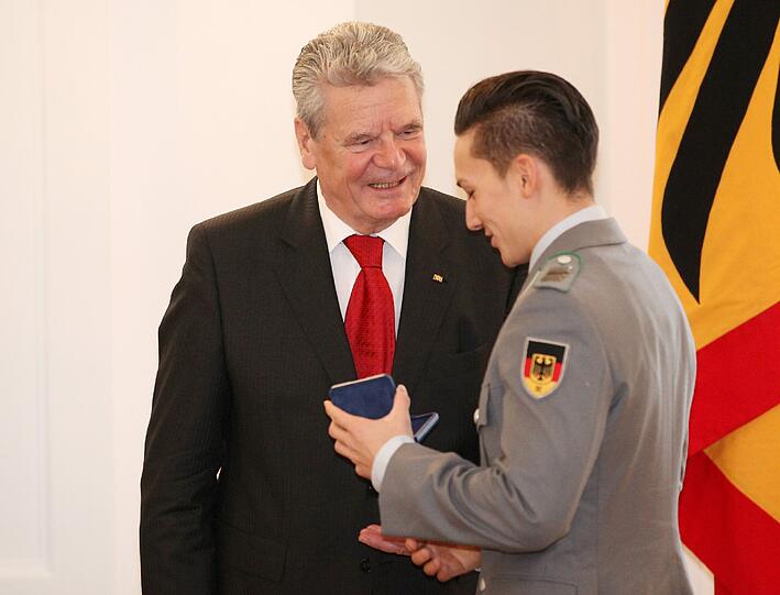 Marcel Nguyen aus Unterhaching erhält das Silberne Lorbeerblatt von Bundespräsident Joachim Gauck