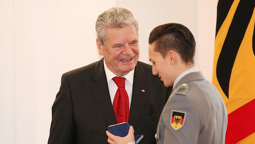 Marcel Nguyen aus Unterhaching erhält das Silberne Lorbeerblatt von Bundespräsident Joachim Gauck Marcel Nguyen aus Unterhaching erhält das Silberne Lorbeerblatt von Bundespräsident Joachim Gauck
