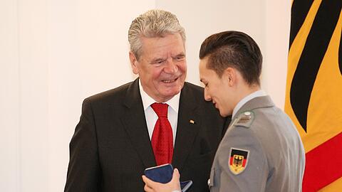 Marcel Nguyen aus Unterhaching erhält das Silberne Lorbeerblatt von Bundespräsident Joachim Gauck