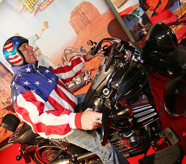 Ganz in seinem Element: Wolfgang Fierek im Ami-Outfit auf einer Harley Davidson.