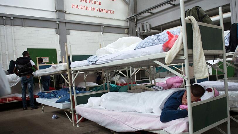 Die Bayernkaserne ist hoffnungslos überfüllt. Dienstag kam es in der Flüchtlingsunterkunft zu einem blutigen Streit. Die Bayernkaserne ist hoffnungslos überfüllt. Dienstag kam es in der Flüchtlingsunterkunft zu einem blutigen Streit.