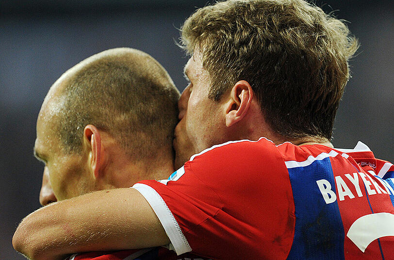 Lob vom Vorbereiter für den Vollstrecker: die Bayern-Stars Thomas Müller und Arjen-Robben.