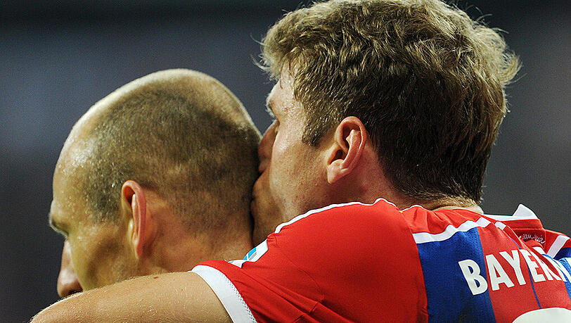Lob vom Vorbereiter für den Vollstrecker: die Bayern-Stars Thomas Müller und Arjen-Robben. Lob vom Vorbereiter für den Vollstrecker: die Bayern-Stars Thomas Müller und Arjen-Robben.