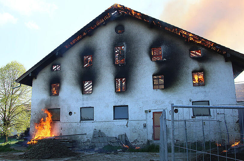 Großeinsatz der Feuerwehr am Donnerstagnachmittag: In Lafering brannte ein großes Stallgebäude komplett aus, der Sachschaden ist enorm. Die Bilder.