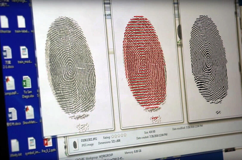 Da der Fingerabdruckscanner das Smartphone nur entsperrt, wenn die Linien Strom leiten, verwendeten die Wissenschaftler eine spezielle Tinte. Foto: Michigan State University