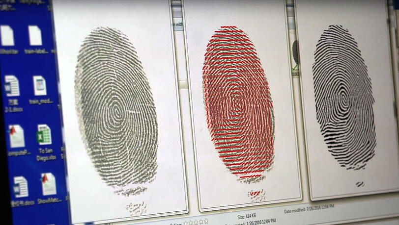 Da der Fingerabdruckscanner das Smartphone nur entsperrt, wenn die Linien Strom leiten, verwendeten die Wissenschaftler eine spezielle Tinte. Foto: Michigan State University Da der Fingerabdruckscanner das Smartphone nur entsperrt, wenn die Linien Strom leiten, verwendeten die Wissenschaftler eine spezielle Tinte. Foto: Michigan State University