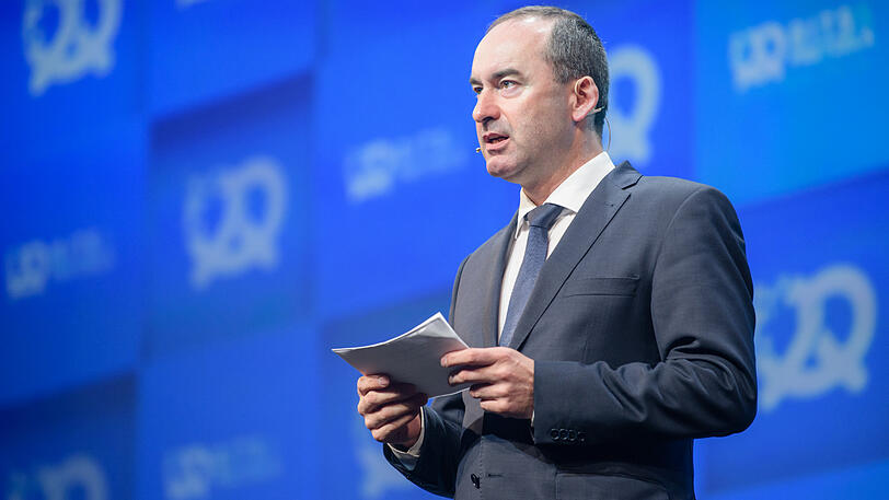 Bayerns Wirtschaftsminister Hubert Aiwanger bei seiner Rede zur Eröffnung der Start-Up-Messe Bits&Pretzls.