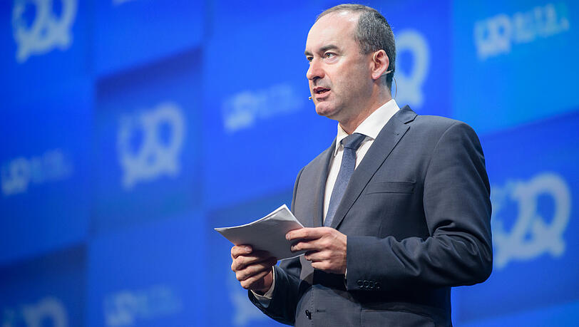 Bayerns Wirtschaftsminister Hubert Aiwanger bei seiner Rede zur Eröffnung der Start-Up-Messe Bits&Pretzls. Bayerns Wirtschaftsminister Hubert Aiwanger bei seiner Rede zur Eröffnung der Start-Up-Messe Bits&Pretzls.