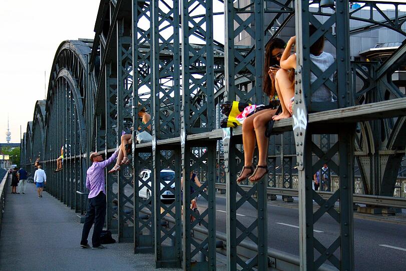 Diesen Sommer erklimmen besonders viele Menschen die Hackerbrücke, um sich den Sonnenuntergang anzuschauen.