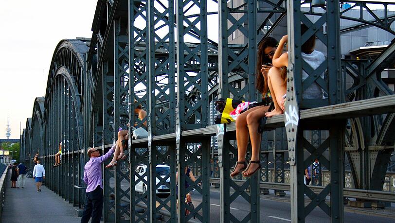 Diesen Sommer erklimmen besonders viele Menschen die Hackerbrücke, um sich den Sonnenuntergang anzuschauen. Diesen Sommer erklimmen besonders viele Menschen die Hackerbrücke, um sich den Sonnenuntergang anzuschauen.