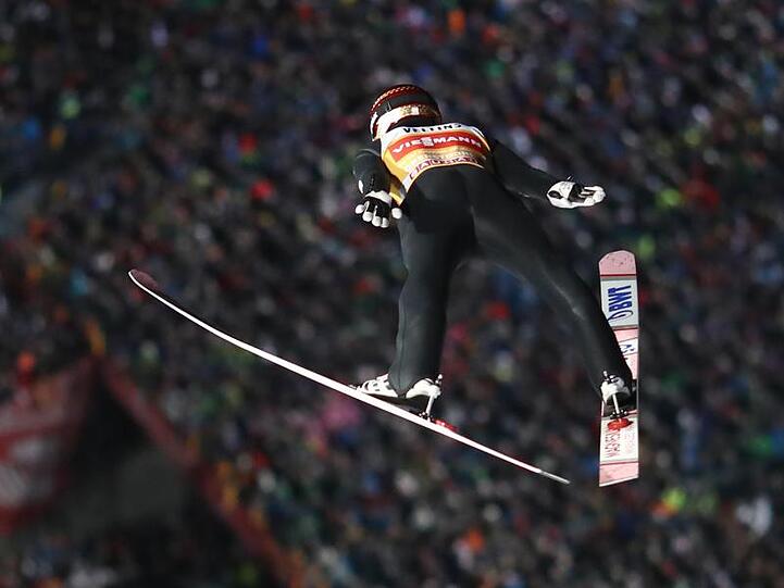 Favorit Ryoyu Kobayashi hat das Auftaktspringen gewonnen.