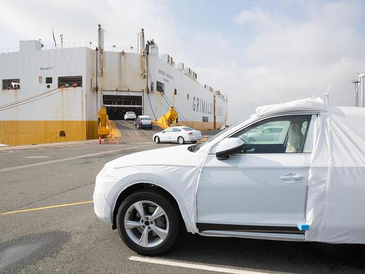 VW-Fahrzeuge werden im Hafen von Emden auf ein Autotransportschiff verladen.