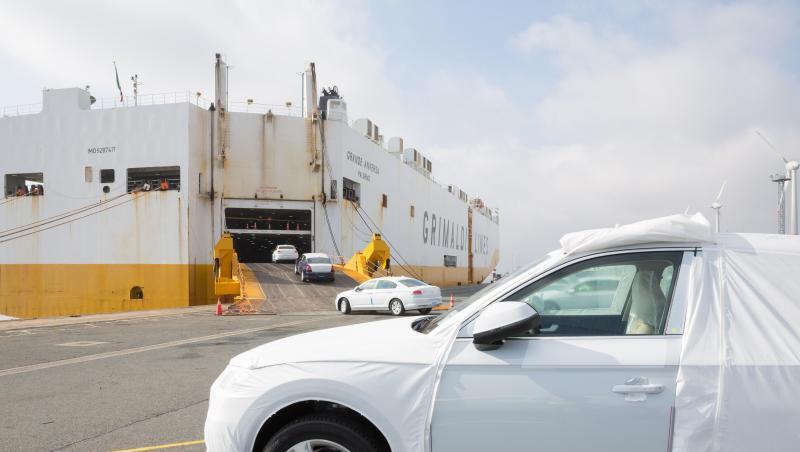 VW-Fahrzeuge werden im Hafen von Emden auf ein Autotransportschiff verladen. VW-Fahrzeuge werden im Hafen von Emden auf ein Autotransportschiff verladen.