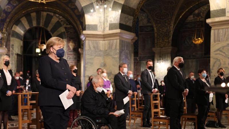 Bundeskanzlerin Angela Merkel (l-r), Bundestagspräsident Wolfgang Schäuble und Bundespräsident Frank-Walter Steinmeier bei der Gedenkzeremonie in Aachen.