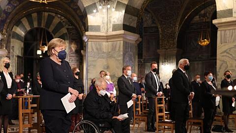 Bundeskanzlerin Angela Merkel (l-r), Bundestagspräsident Wolfgang Schäuble und Bundespräsident Frank-Walter Steinmeier bei der Gedenkzeremonie in Aachen.