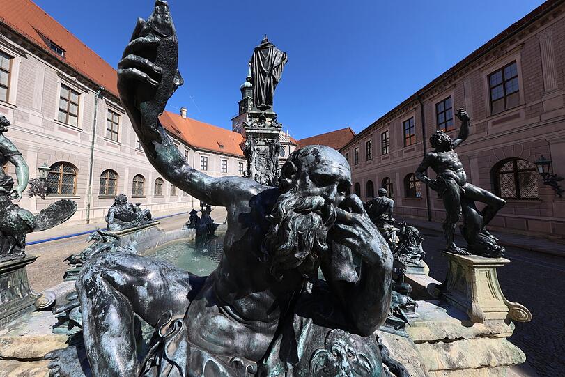 Im Brunnenhof der Residenz: Hat dieser Herr etwa ein Handy in der Hand?