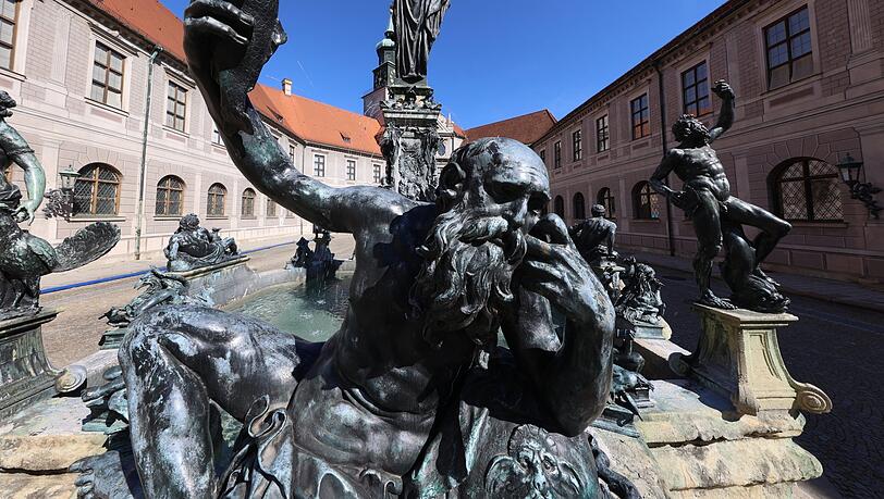 Im Brunnenhof der Residenz: Hat dieser Herr etwa ein Handy in der Hand? Im Brunnenhof der Residenz: Hat dieser Herr etwa ein Handy in der Hand?