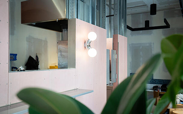 Im Moment nimmt man am besten im Pretty Bun Platz. Die Einrichtung ist modern und extravagant.