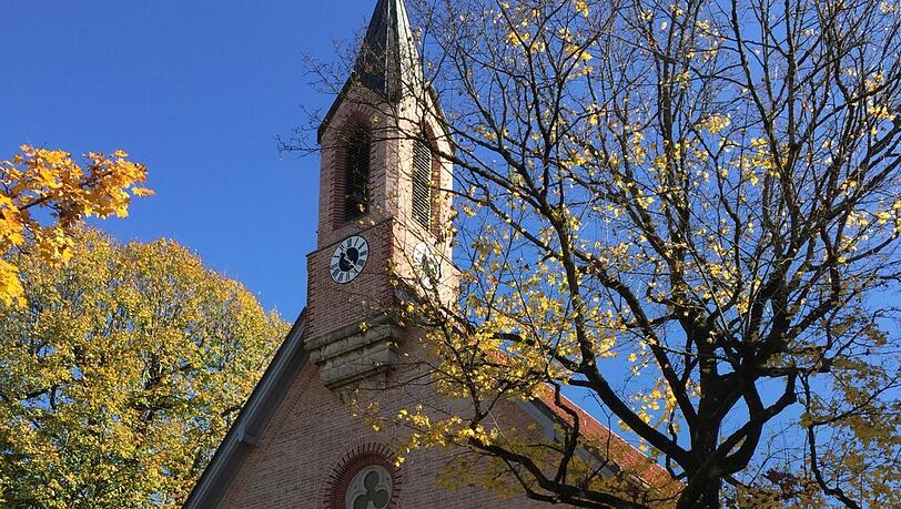 Die evangelische Kirche St. Paulus in Perlach. Die evangelische Kirche St. Paulus in Perlach.