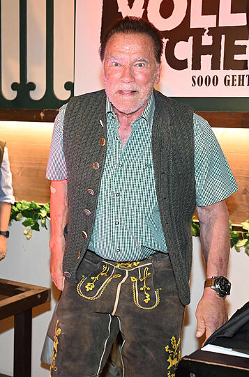 Arnold Schwarzenegger: Er setzt definitiv nicht auf modische Tracht. Da aber Tradition eine große Rolle spielt, liegt er ja doch richtig. Allerdings gehört das Karohemd doch aus dem Trachtenschrank verbannt.