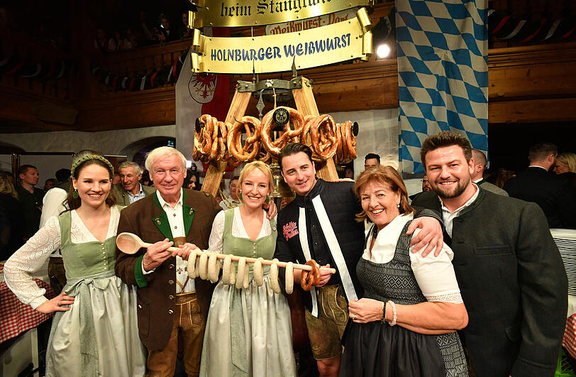 Balthasar Hauser vom Stanglwirt mit Frau Magdalena und den Kindern Maria, Elisabeth und Johannes sowie Schlagerstar Andreas Gabalier.