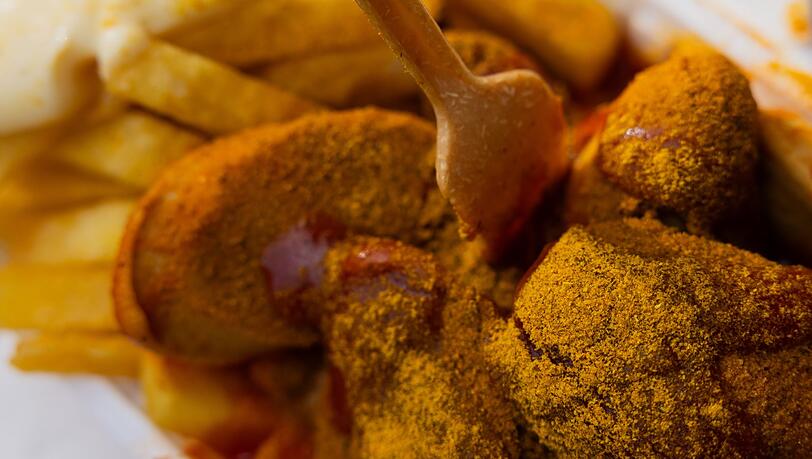 Wurst, Tomatensauce, englisches Curry: In "Peter Pomm's Pusztetten-Stube" wird Currywurst immer noch genauso zubereitet wie vor fast 90 Jahren.