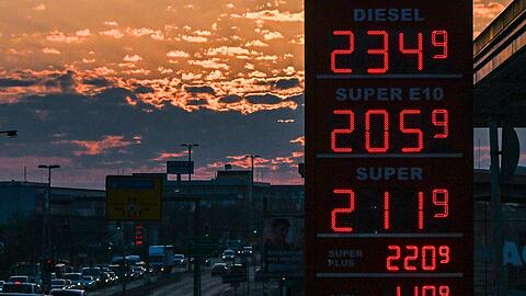 Mit mutma&szlig;lich gestohlenen 135 Litern Diesel hat die Polizei zwei M&auml;nner an der Grenze zu &Ouml;sterreich gestoppt. (Archivbild)