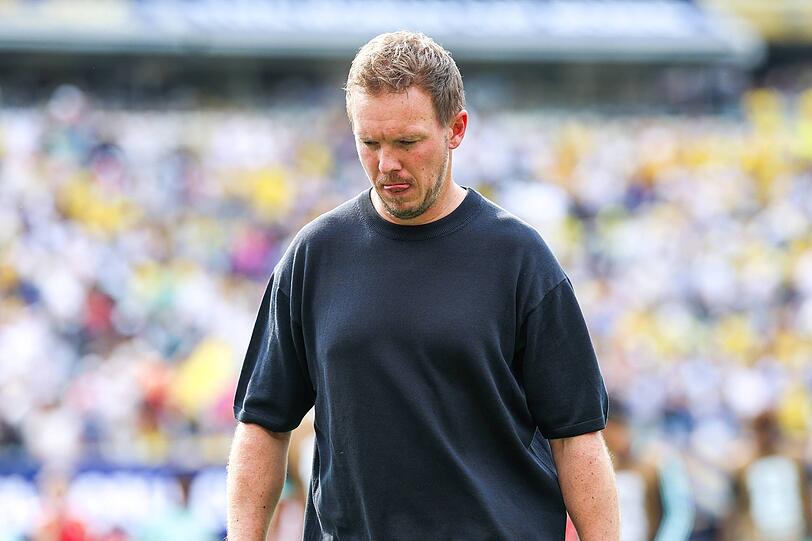 Trainer Julian Nagelsmann stellt sich sch&uuml;tzend vor sein Team.