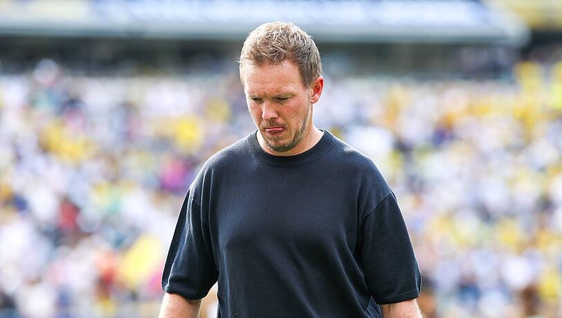 Trainer Julian Nagelsmann stellt sich sch&uuml;tzend vor sein Team.