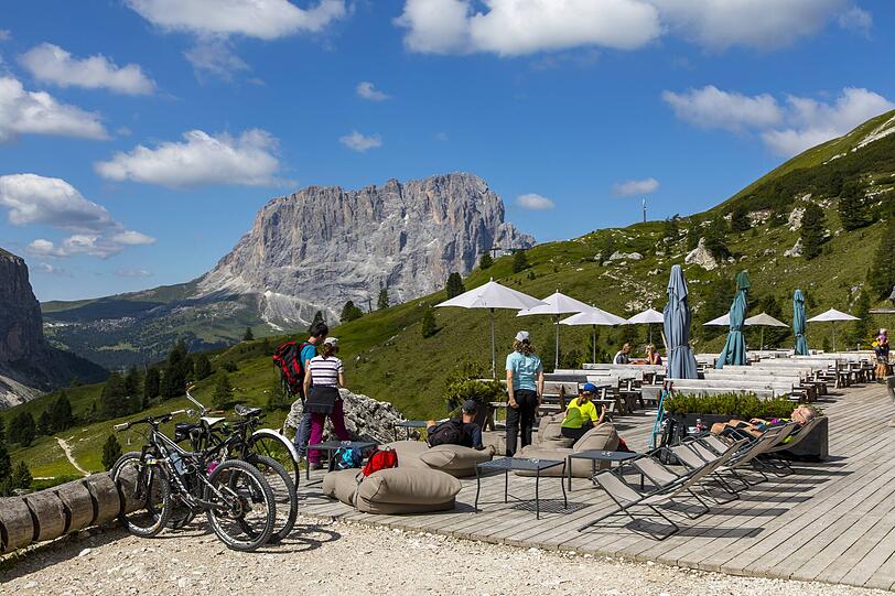 Radtouristen am Gr&ouml;dner Joch. Er habe schon Stornierungen wegen der geplanten Sperre erhalten, schreibt ein Hotelier in einem offenen Brief.