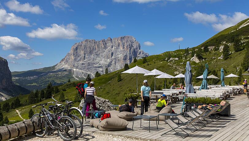 Radtouristen am Grödner Joch. Er habe schon Stornierungen wegen der geplanten Sperre erhalten, schreibt ein Hotelier in einem offenen Brief. Radtouristen am Grödner Joch. Er habe schon Stornierungen wegen der geplanten Sperre erhalten, schreibt ein Hotelier in einem offenen Brief.