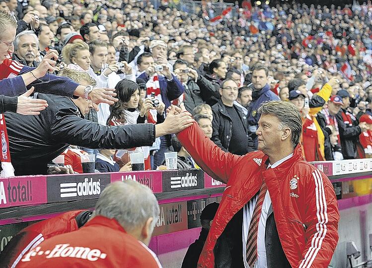 Servus Publikum! Vor dem Anpfiff zeigt der zuweilen als überheblich gescholtene Louis van Gaal demonstrativ Fan-Nähe. Begeisterung sieht allerdings anders aus.