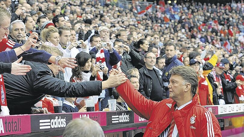Servus Publikum! Vor dem Anpfiff zeigt der zuweilen als überheblich gescholtene Louis van Gaal demonstrativ Fan-Nähe. Begeisterung sieht allerdings anders aus. Servus Publikum! Vor dem Anpfiff zeigt der zuweilen als überheblich gescholtene Louis van Gaal demonstrativ Fan-Nähe. Begeisterung sieht allerdings anders aus.