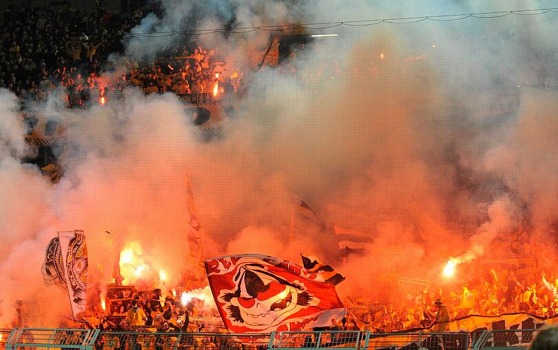Randale beim Pokal-Spiel gegen Dortmund: Dresden-Fans zünden am 25.10.2011 Feuerwerkskörper in ihrem Fanblock