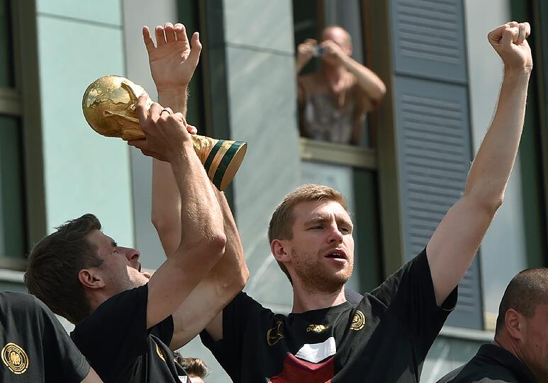 Der DFB-Bus auf dem Weg zur Fanmeile am Brandenburger Tor.