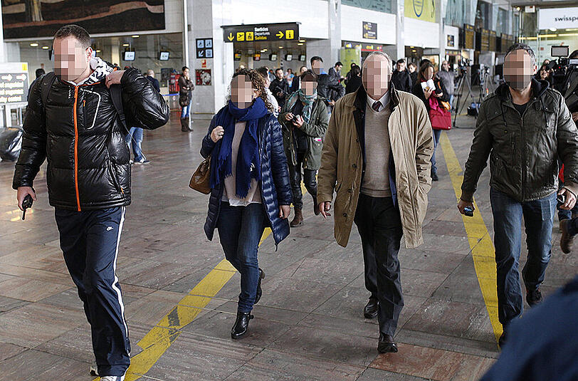Auch in Barcelona wo die Maschine startete, treffen schockierte Angehörige der Passagiere ein.