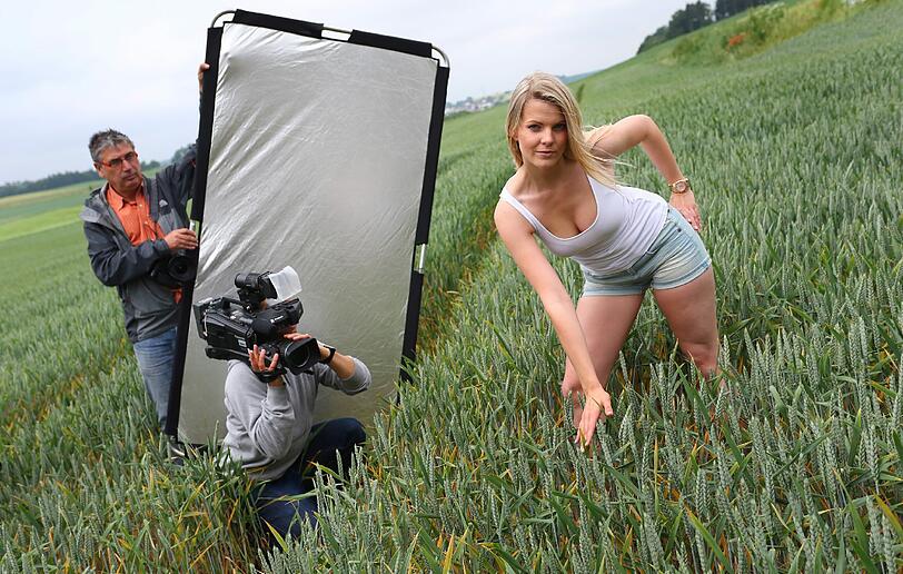 Posing im Kornfeld: Jungbäuerin Christina aus Unterfranken