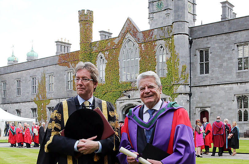 Bundespräsident Joachim Gauck bekommt an der National University of Ireland (NUI) in Galway in Irland die Ehrendokterwürde verliehen. Links der Direktor der NUI, James J. Browne.